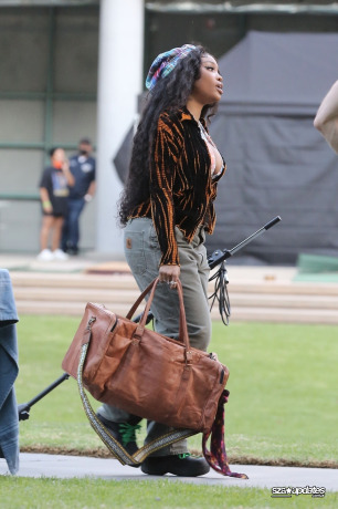 10.09 - Durante as gravações do videoclipe “The Anonymous Ones” em Los Angeles