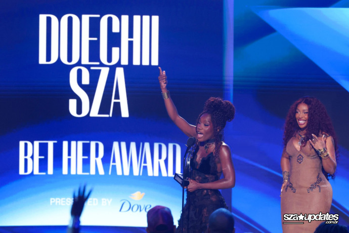 28.06 - SZA e Doechii recebem no palco o BET Her Award por “Girl, Get Up”.